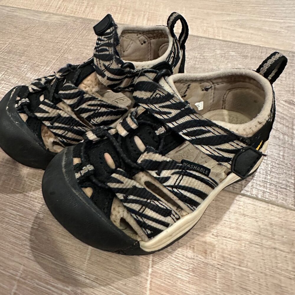 KEEN TODDLER GIRL ZEPRA STRIPE SHOES SANDALS SIZE 6 BLACK CREAM - Picture 6 of 11